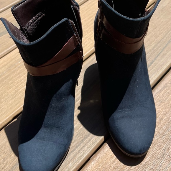 Like new, nave blue ankle boots - Picture 2 of 5